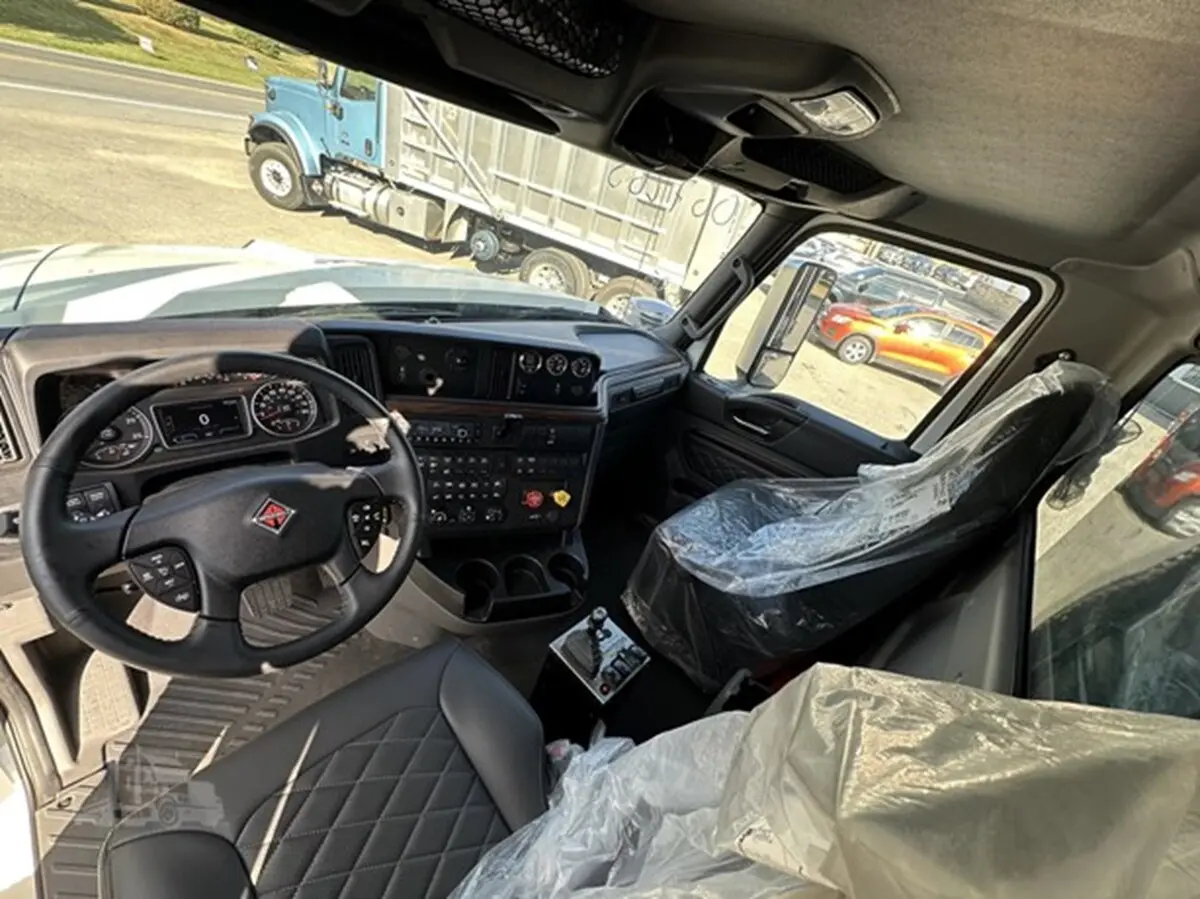 2026 International HX — photo 7