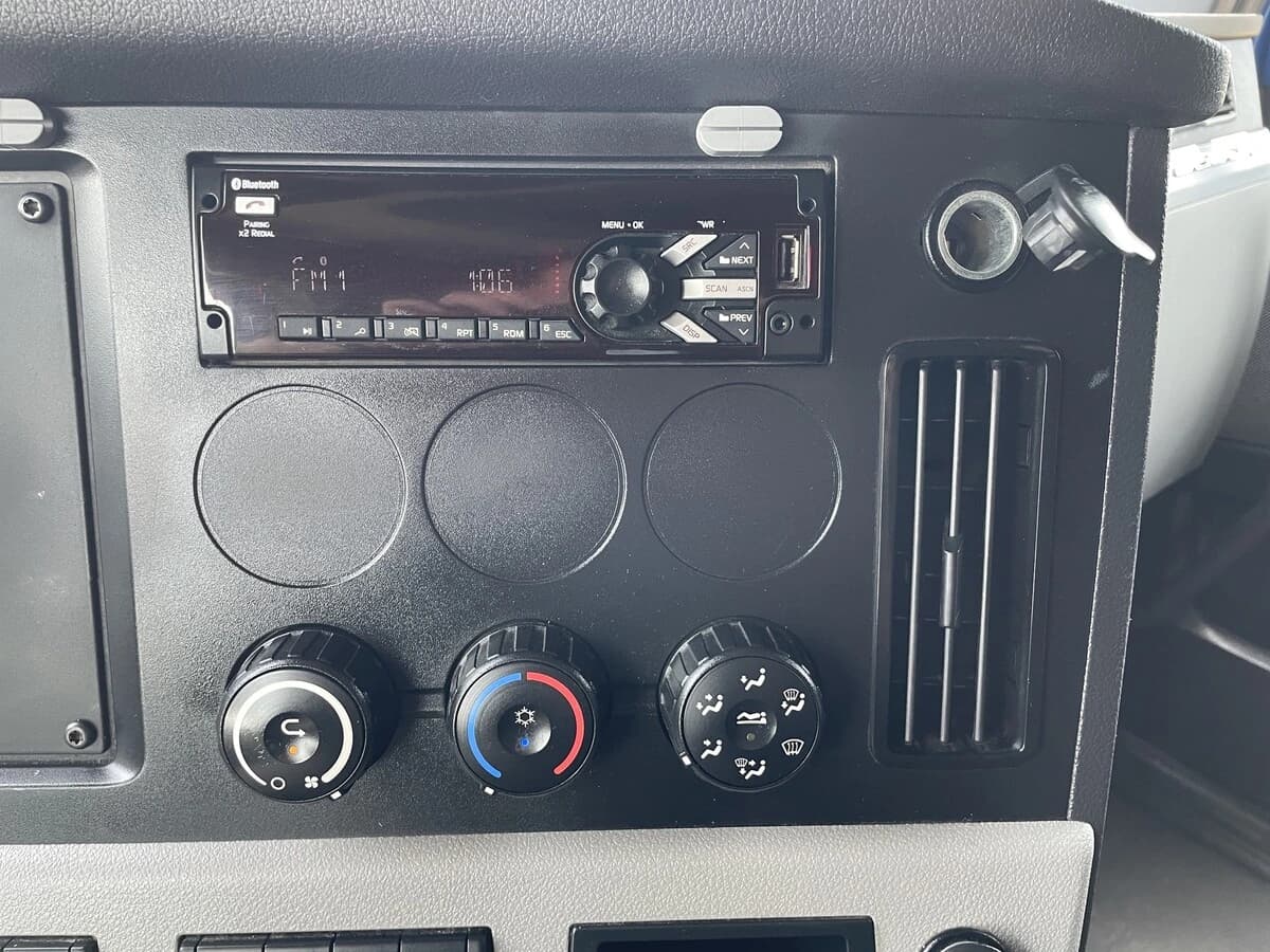 2021 Freightliner Cascadia — photo 24