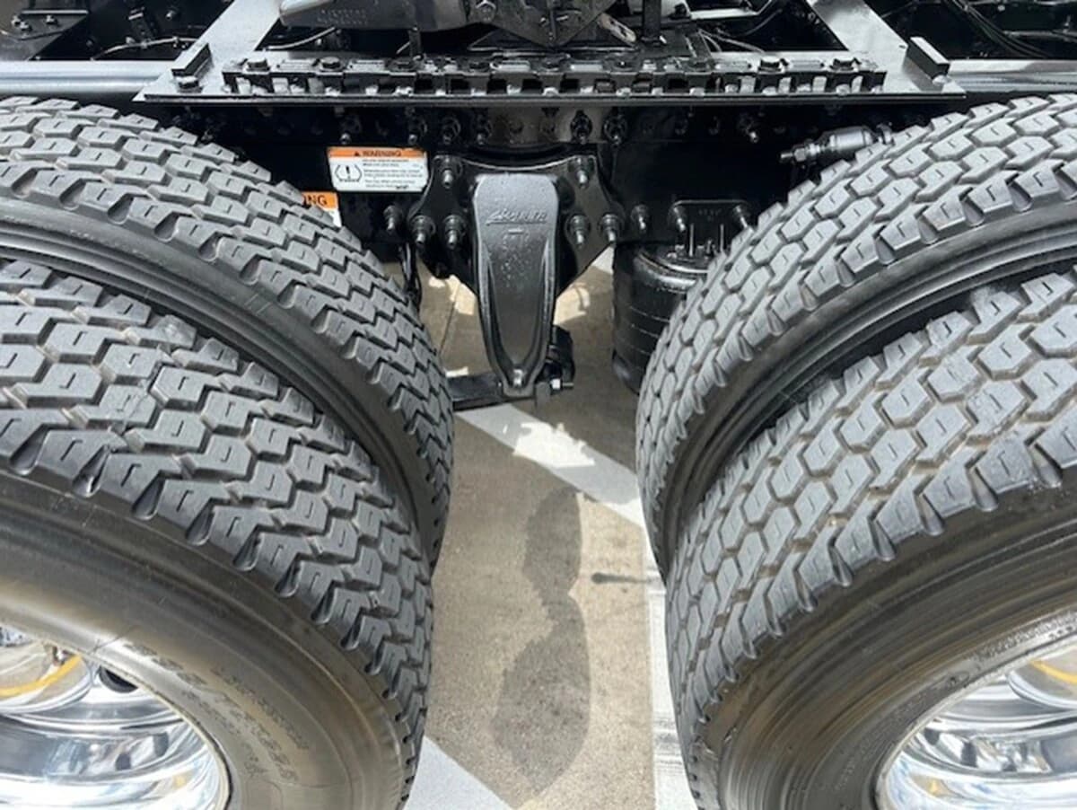 2024 Freightliner Cascadia — photo 9