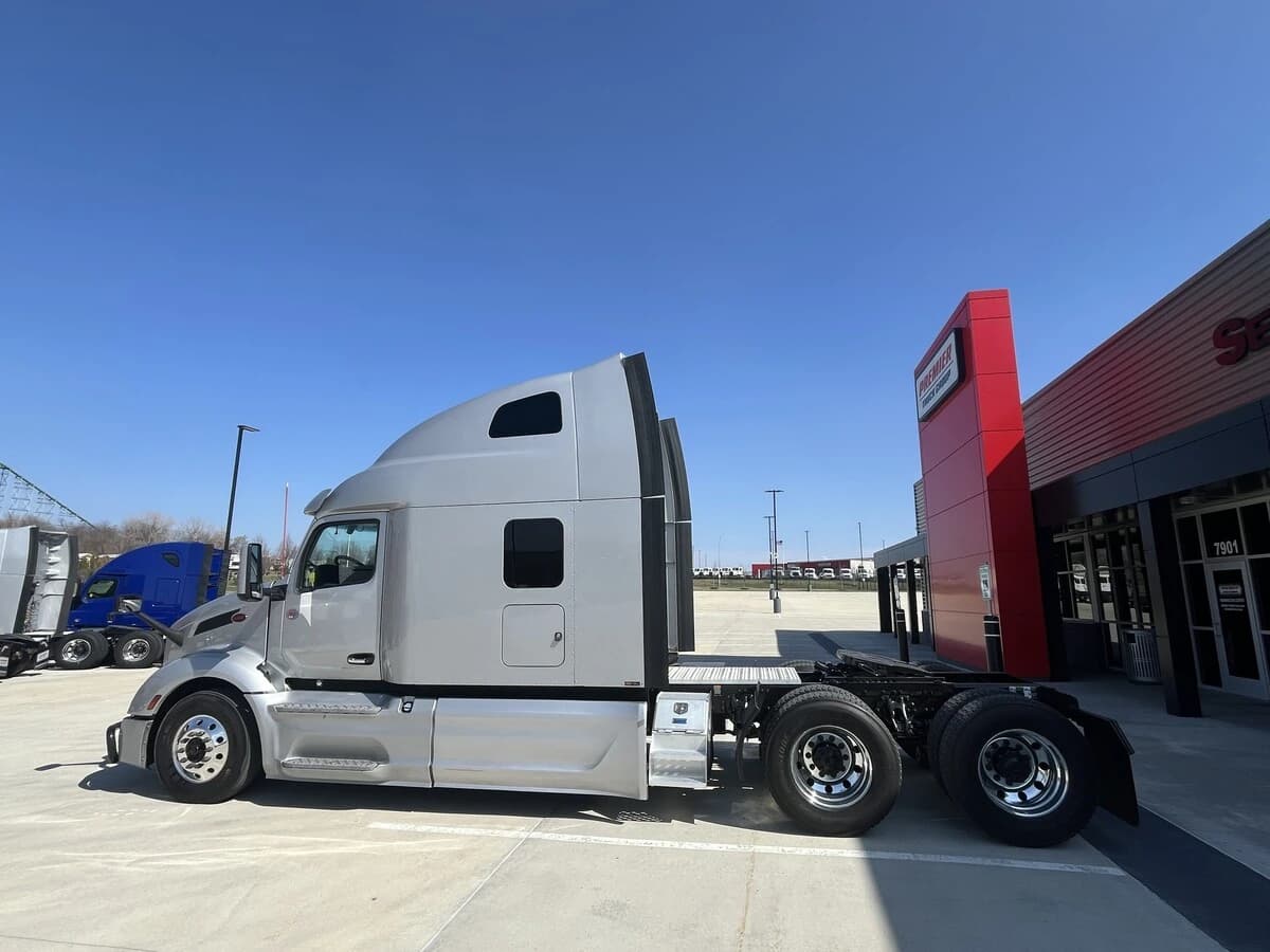 2023 Peterbilt 579 — photo 2