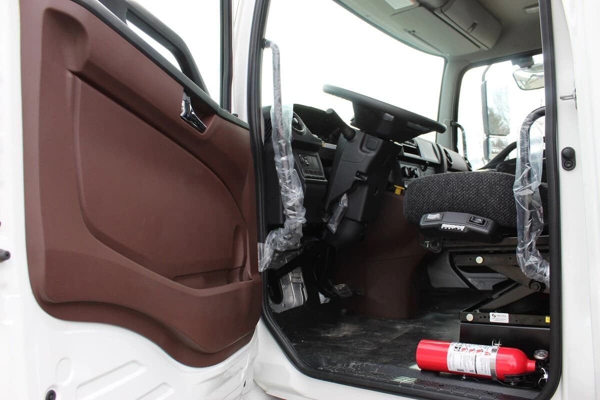 2025 Hino L7 — photo 9