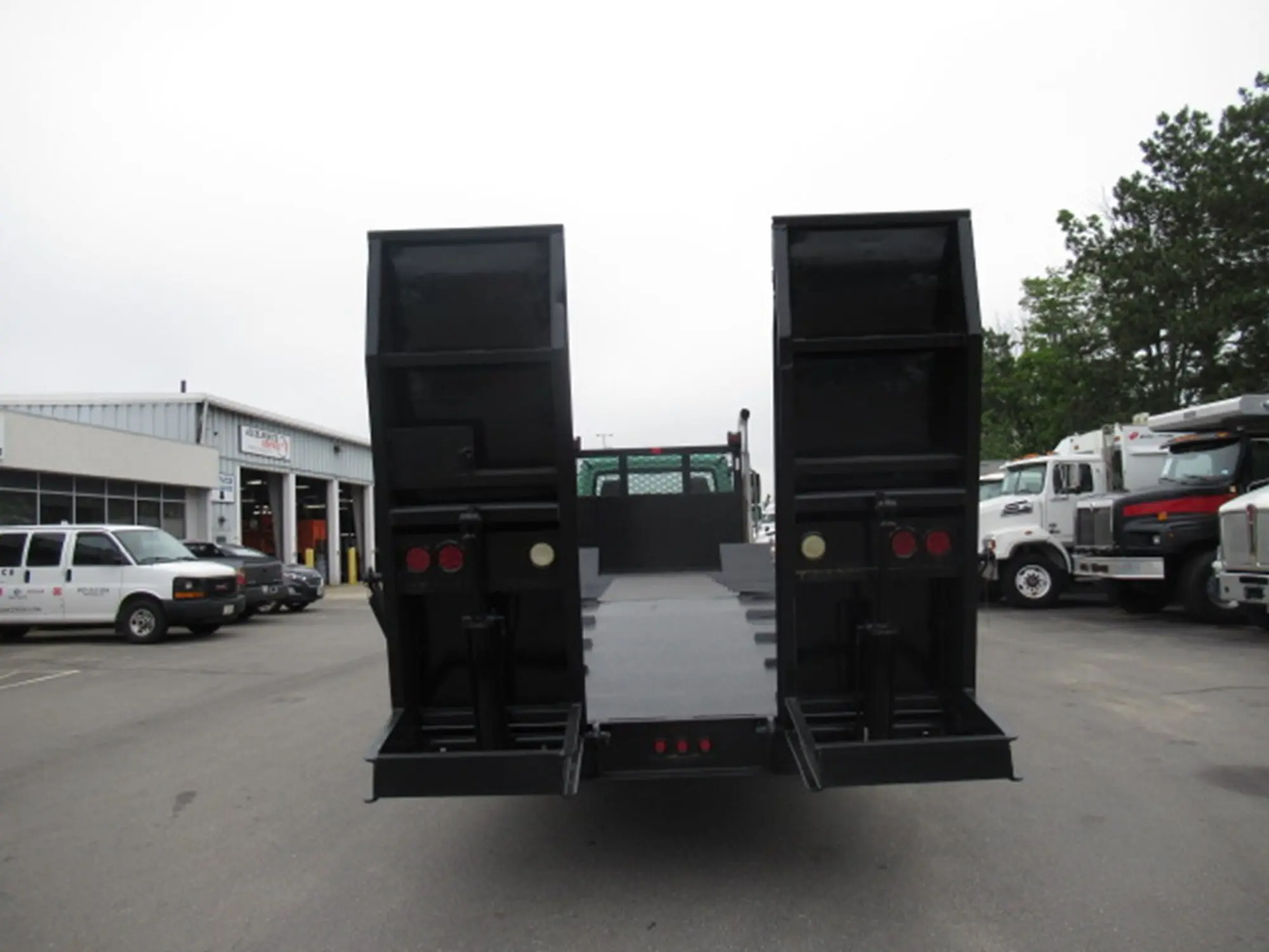 2009 Freightliner M2 106 — photo 6