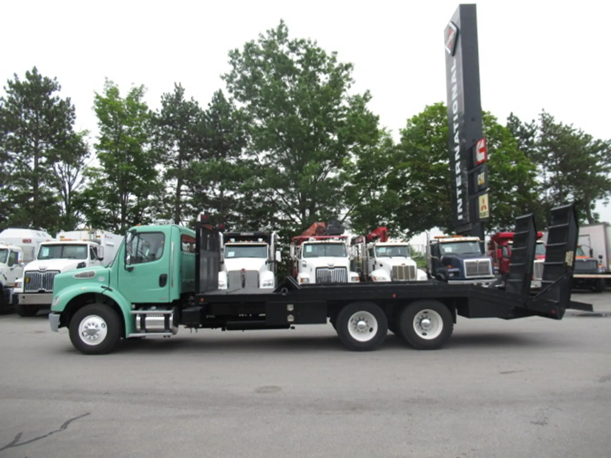 2009 Freightliner M2 106 — photo 8