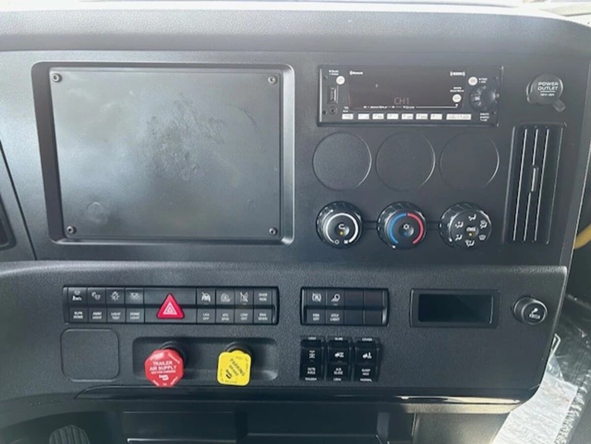 2024 Freightliner Cascadia — photo 20