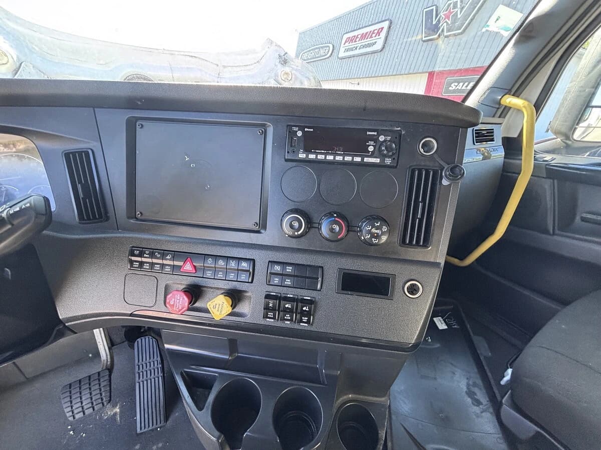 2025 Freightliner Cascadia — photo 14