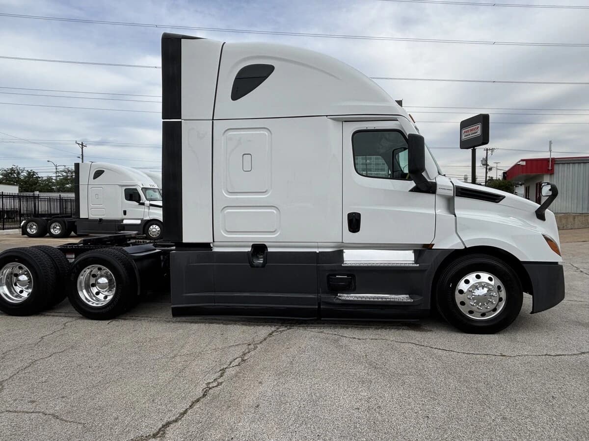 2025 Freightliner Cascadia — photo 4