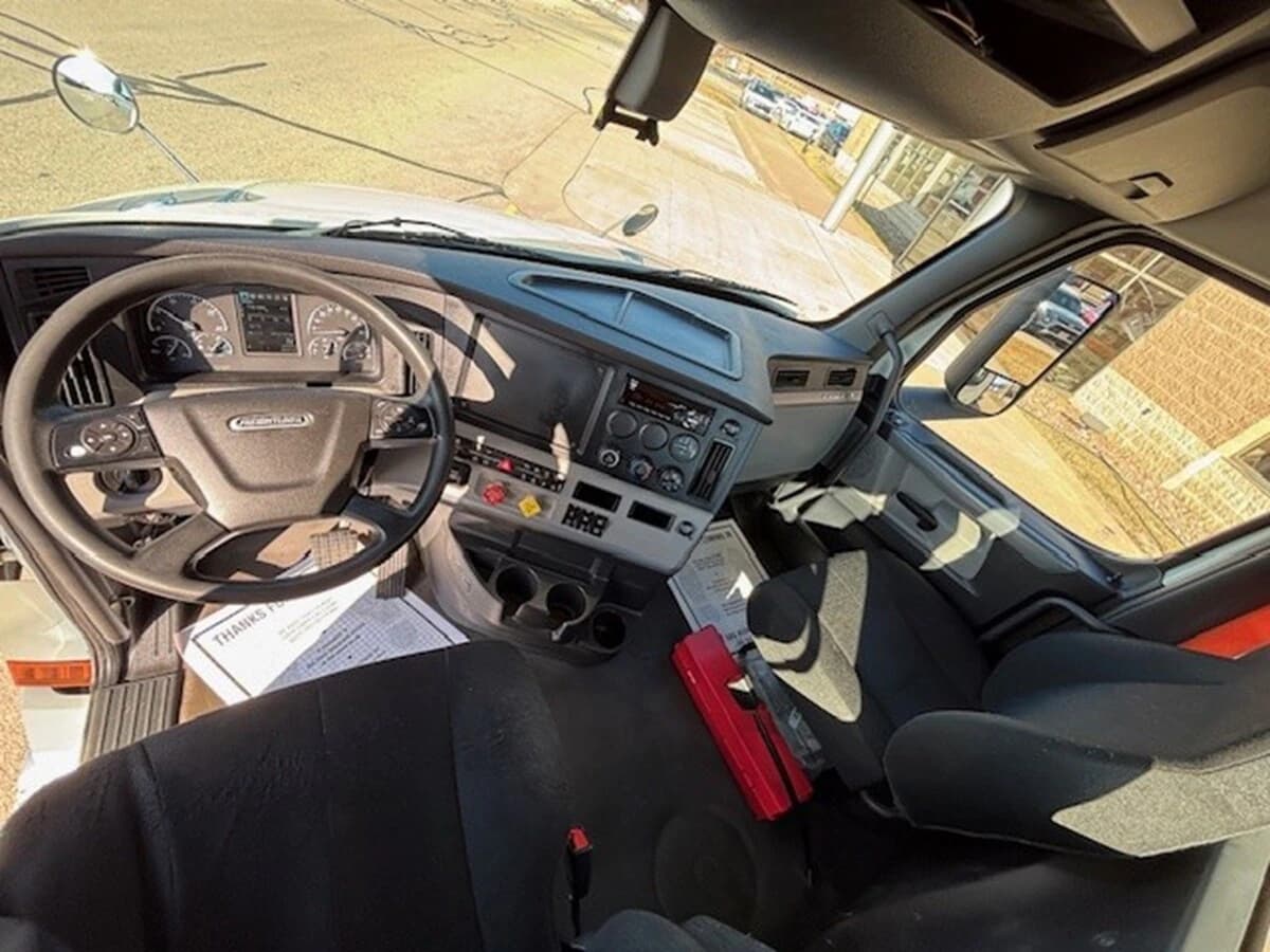 2019 Freightliner Cascadia — photo 19