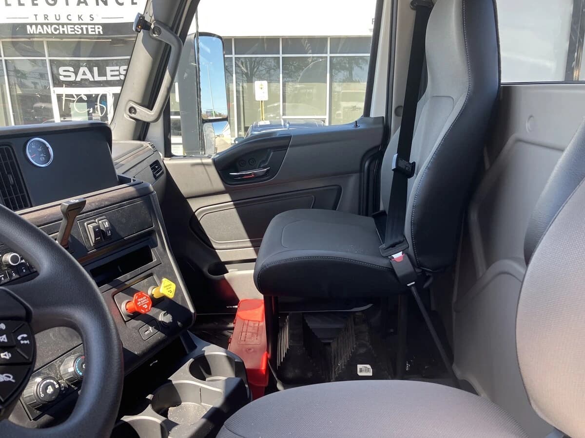 2025 International LT — photo 4