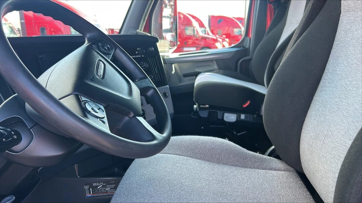 2022 Freightliner Cascadia — photo 3