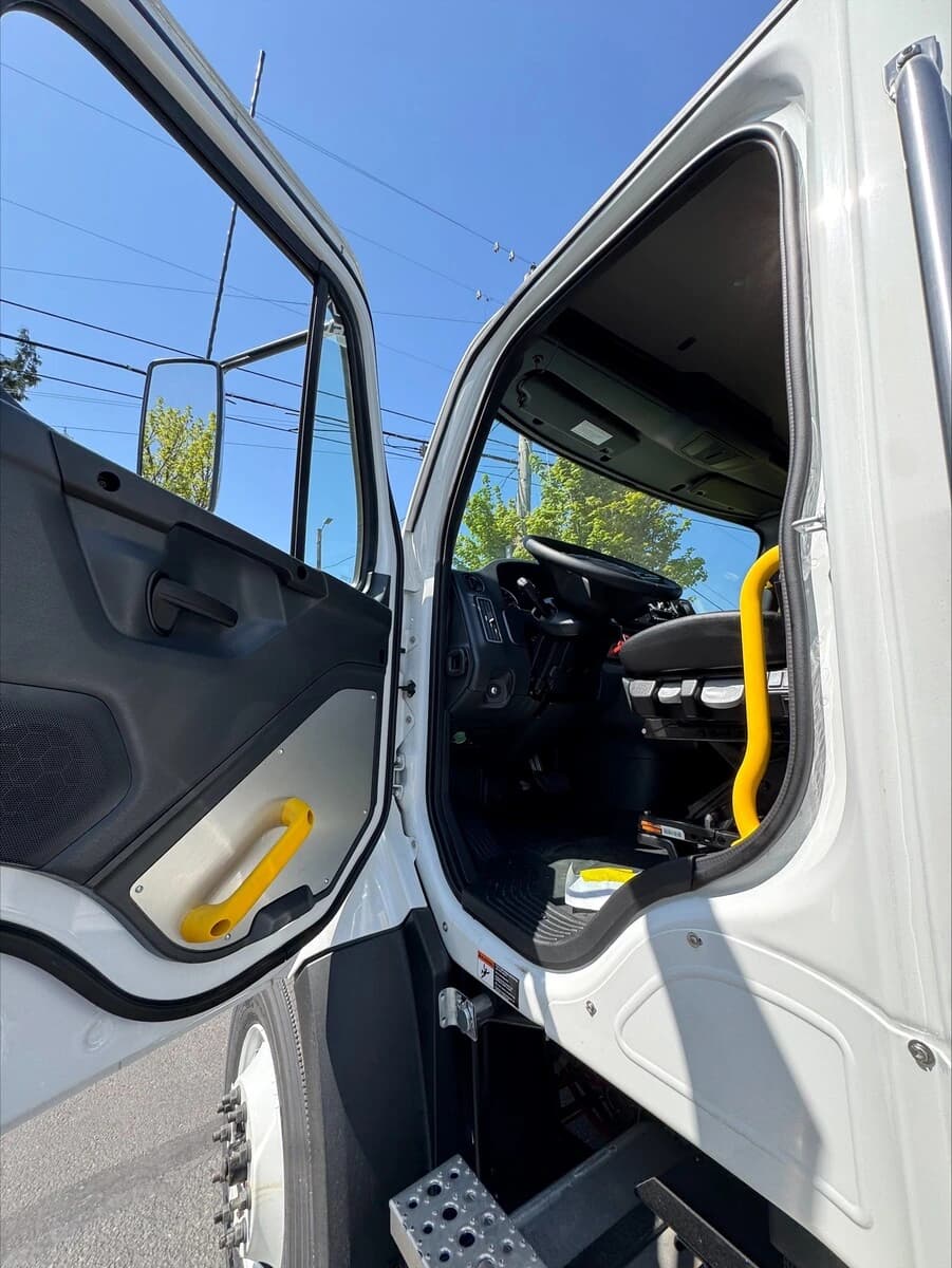 2025 Freightliner 108SD — photo 6