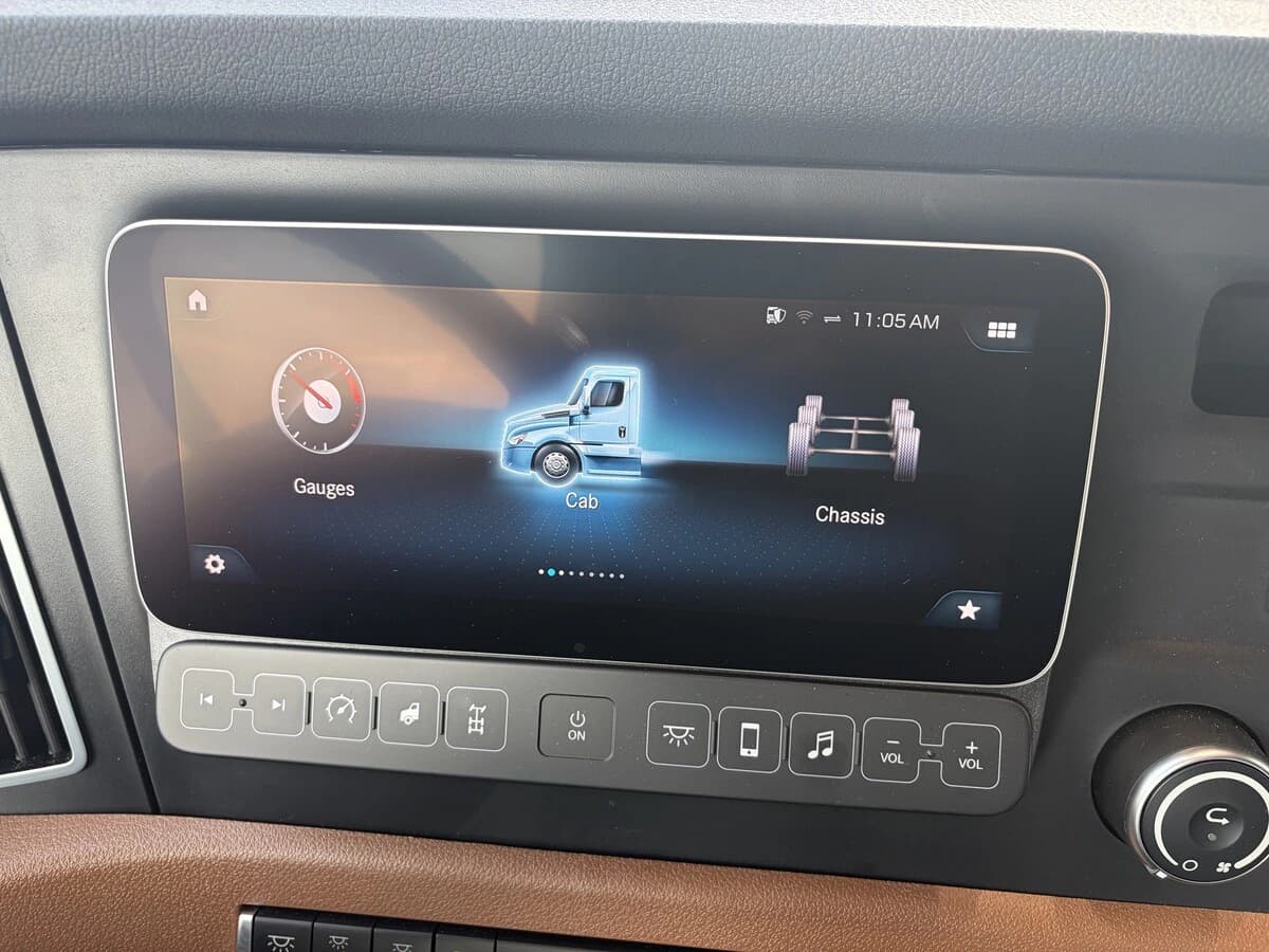 2027 Freightliner Cascadia — photo 11