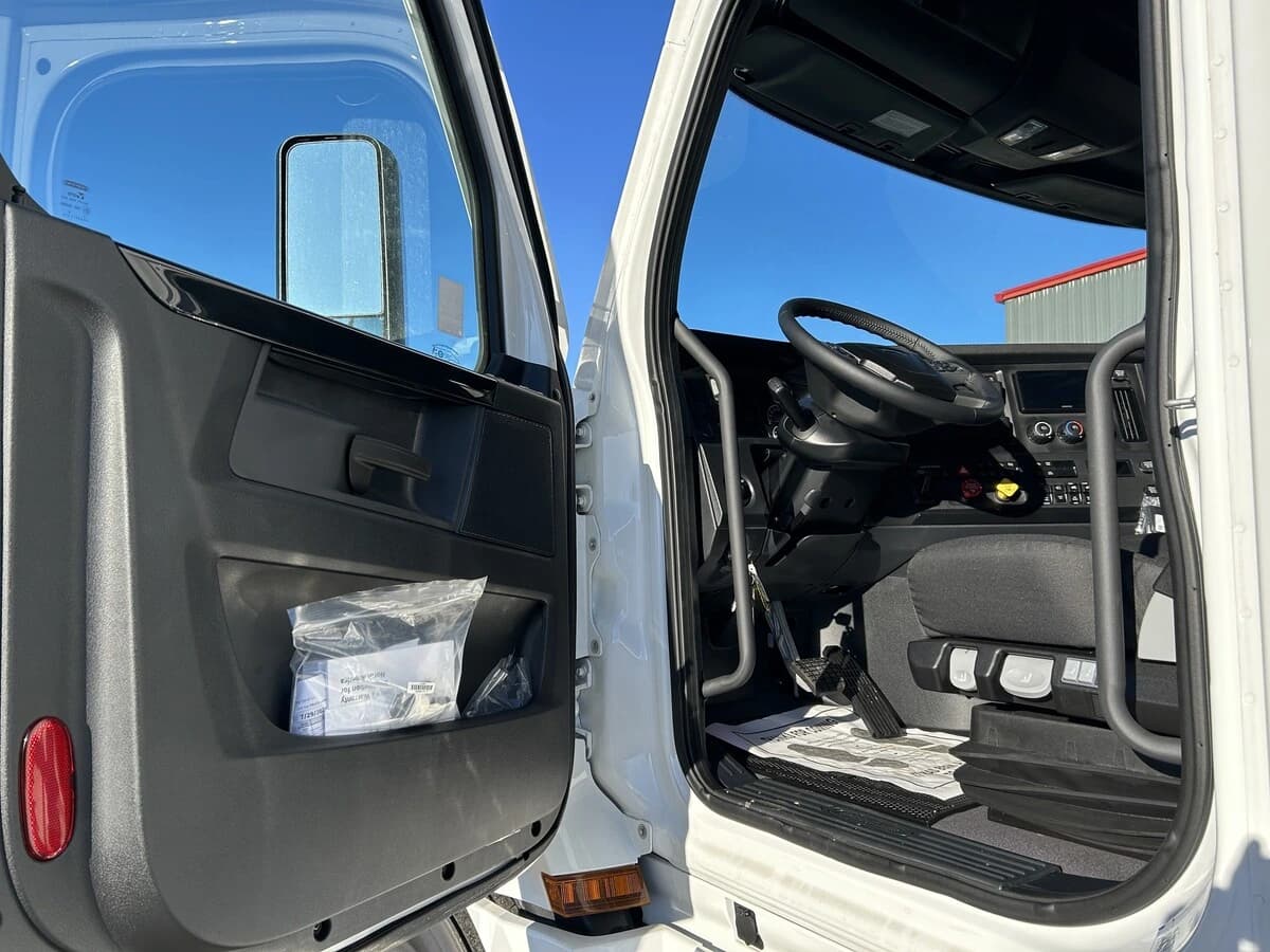 2026 Freightliner Cascadia — photo 9