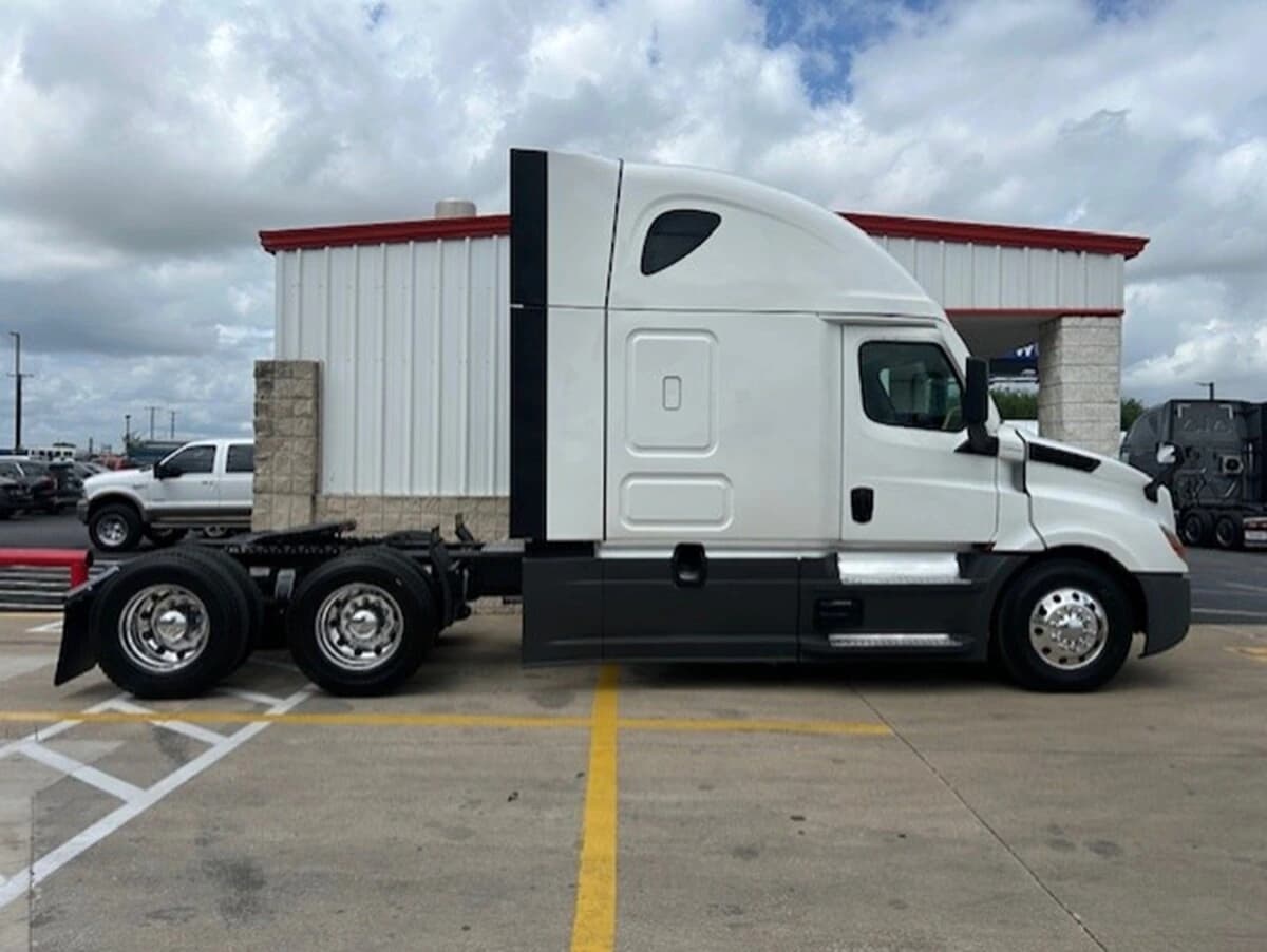 2024 Freightliner Cascadia — photo 7