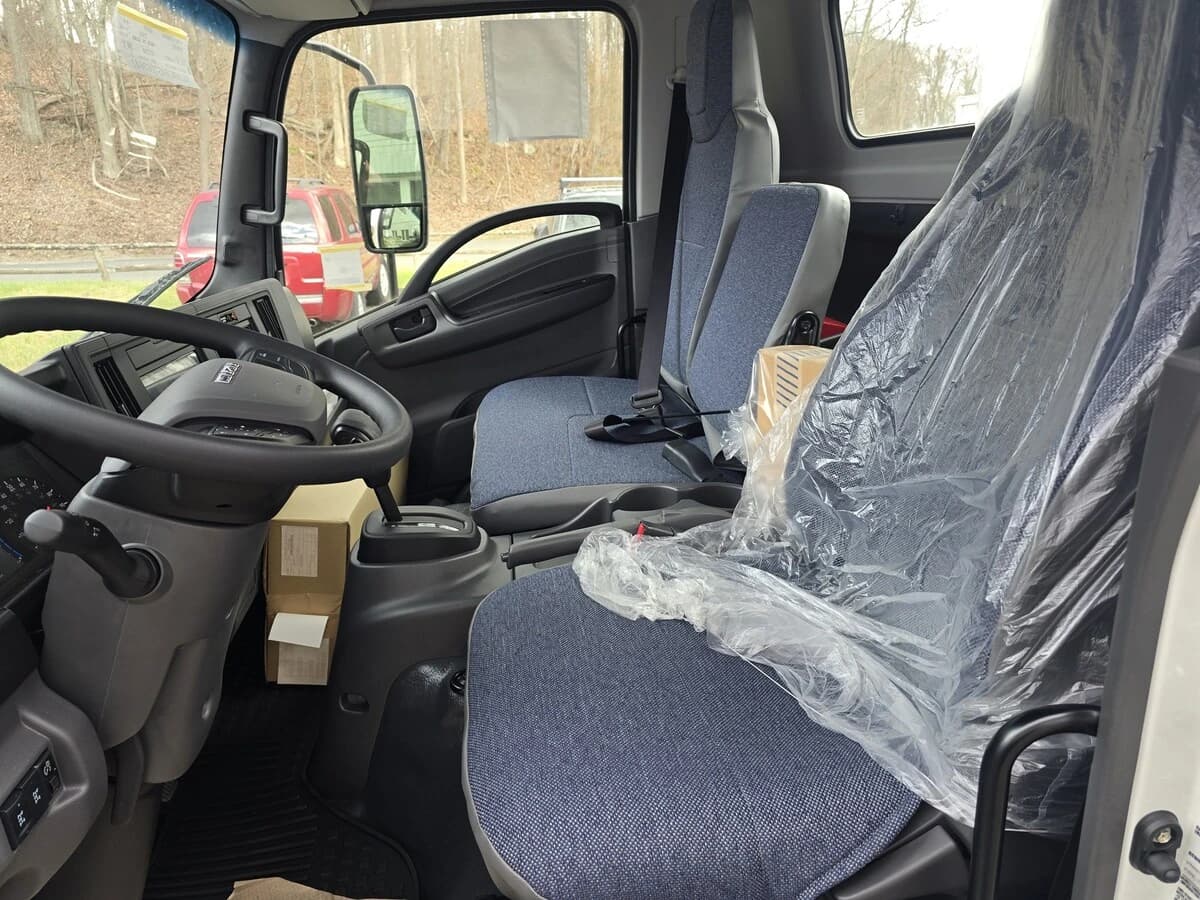 2025 Isuzu NRR — photo 5