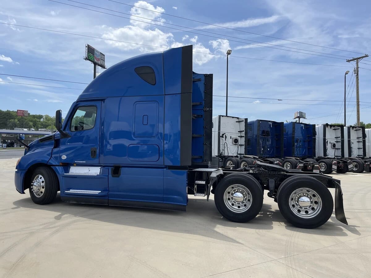 2021 Freightliner Cascadia — photo 14