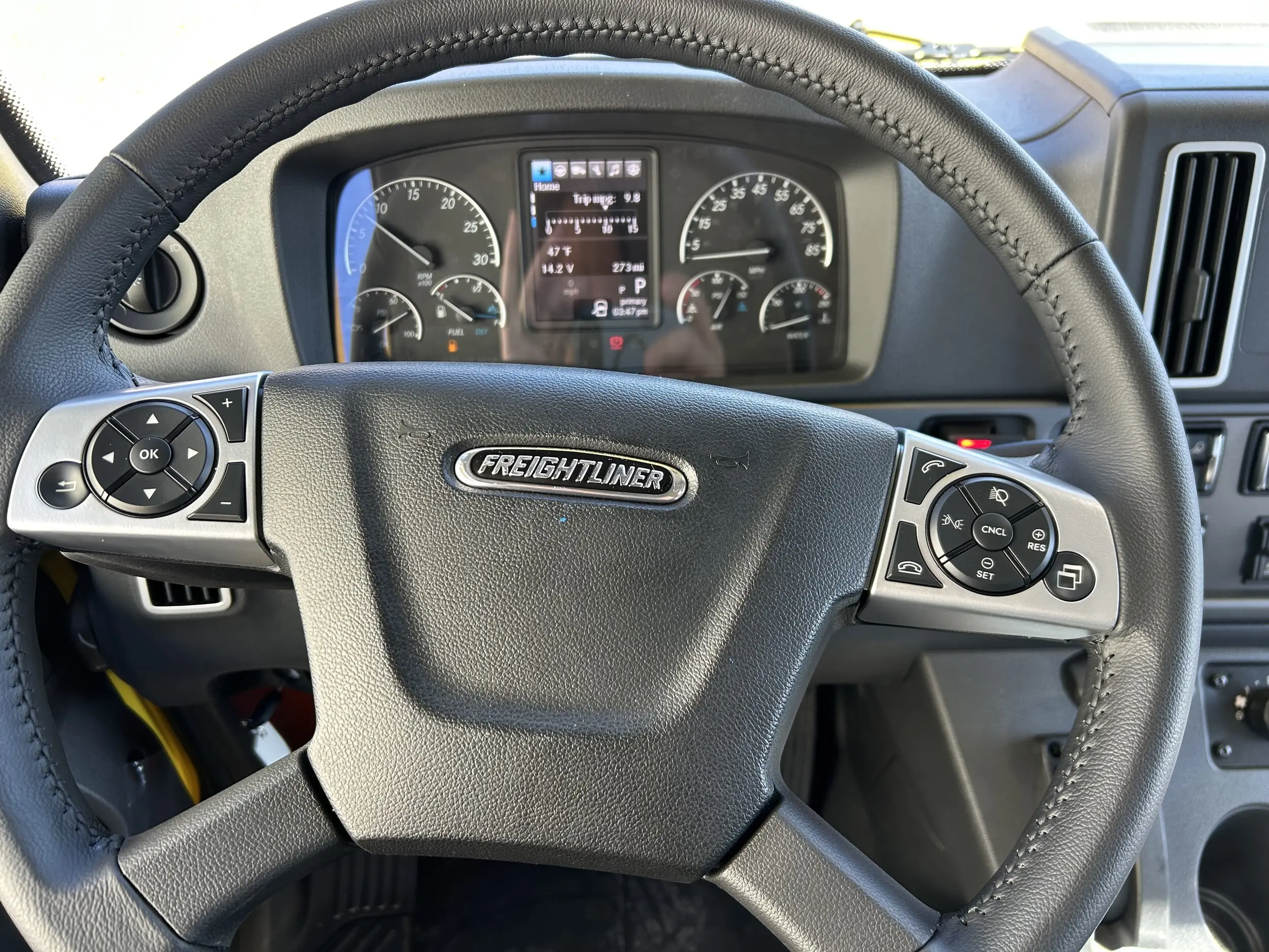 2025 Freightliner M2 106 — photo 11