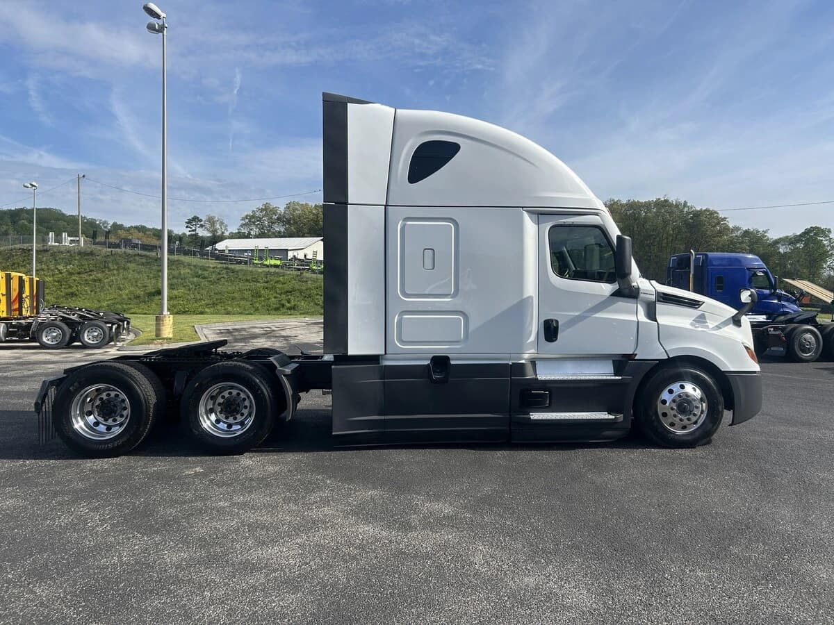 2025 Freightliner Cascadia — photo 7