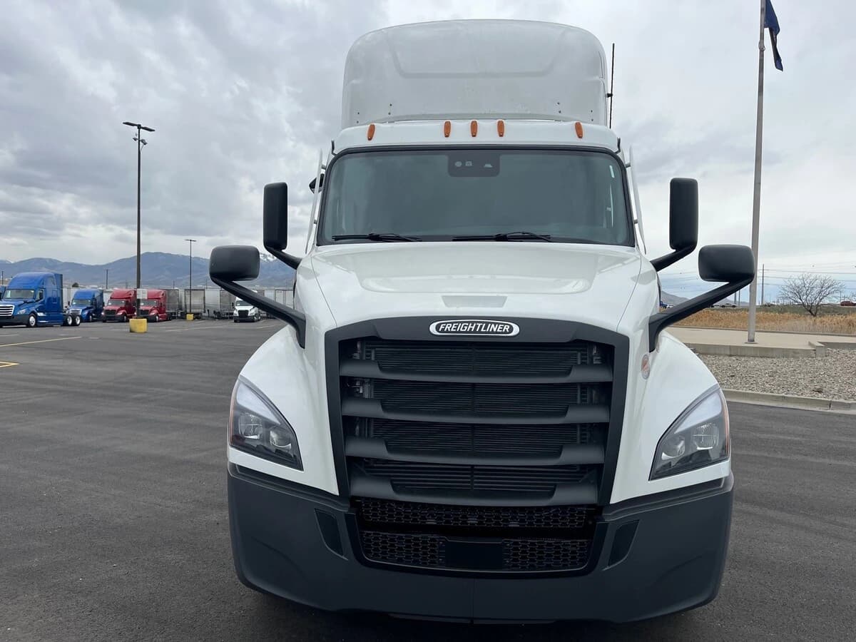 2027 Freightliner Cascadia — photo 2