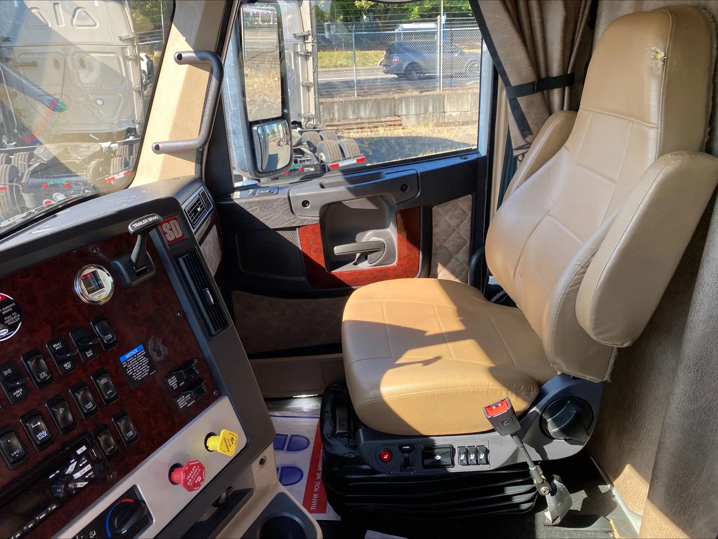 2023 Freightliner 122SD — photo 13