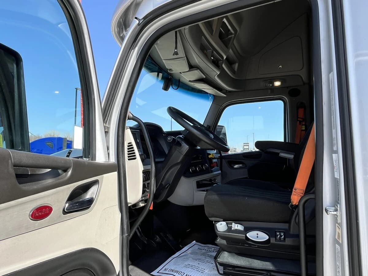 2023 Peterbilt 579 — photo 18