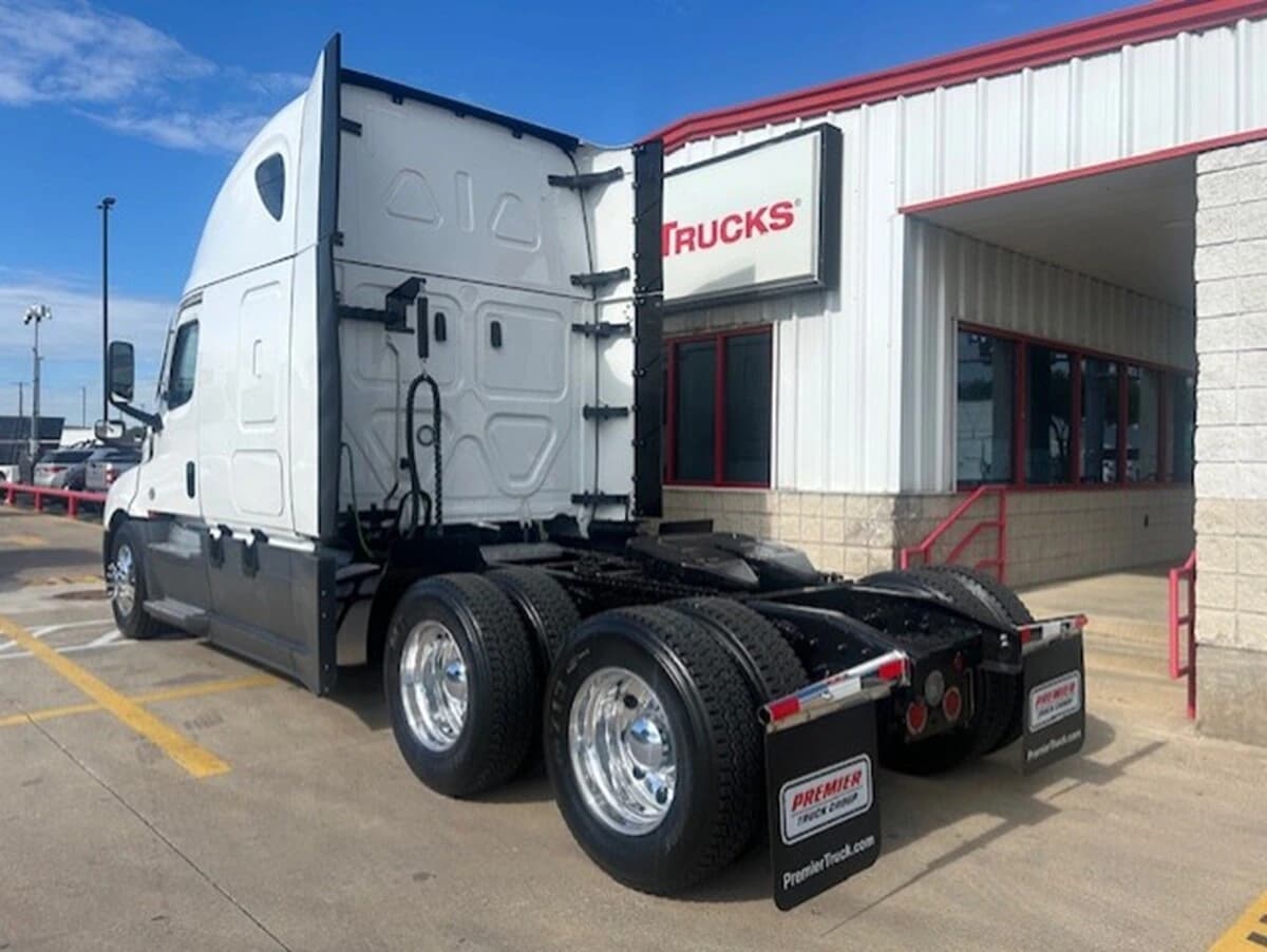 2024 Freightliner Cascadia — photo 3