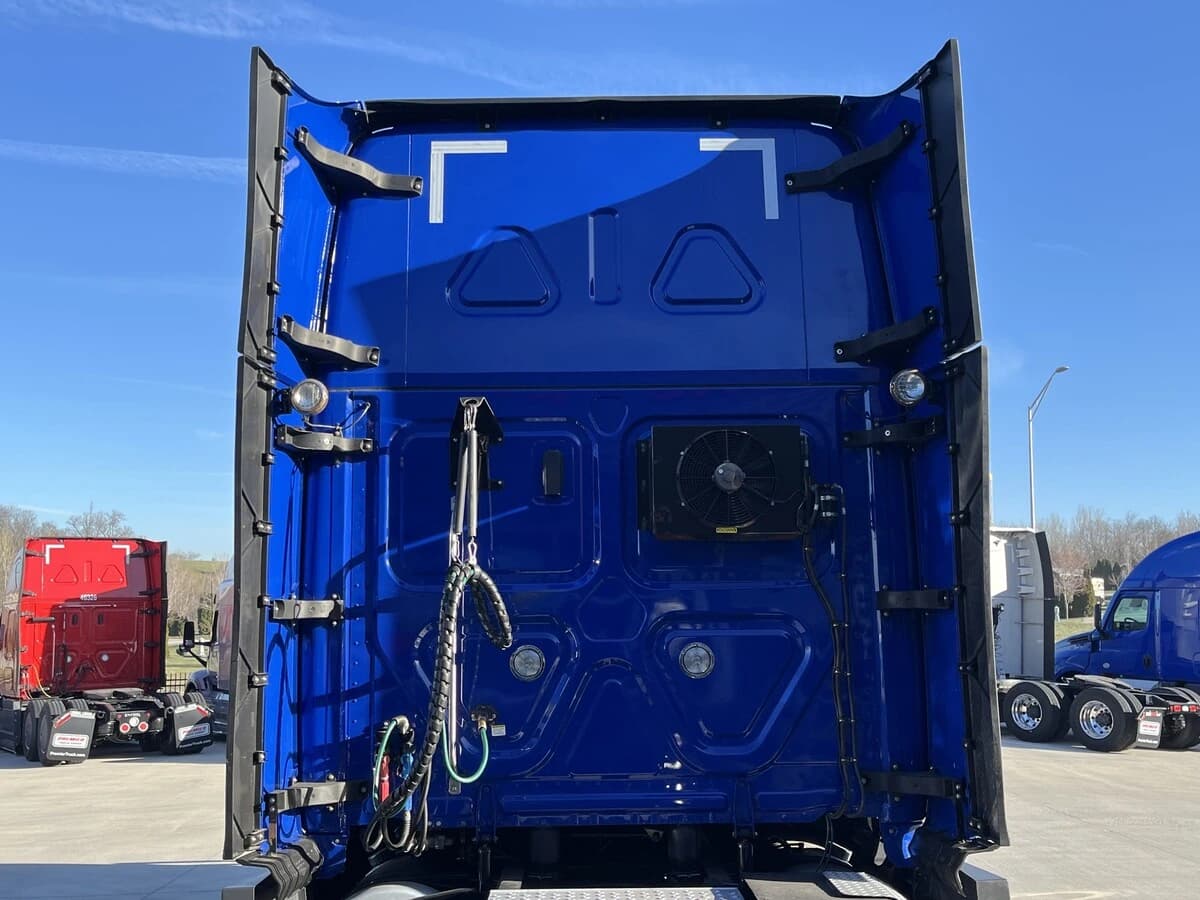 2022 Freightliner Cascadia — photo 12