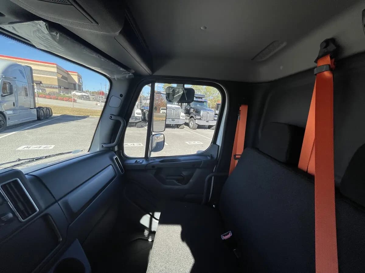 2026 Freightliner M2 106 — photo 34