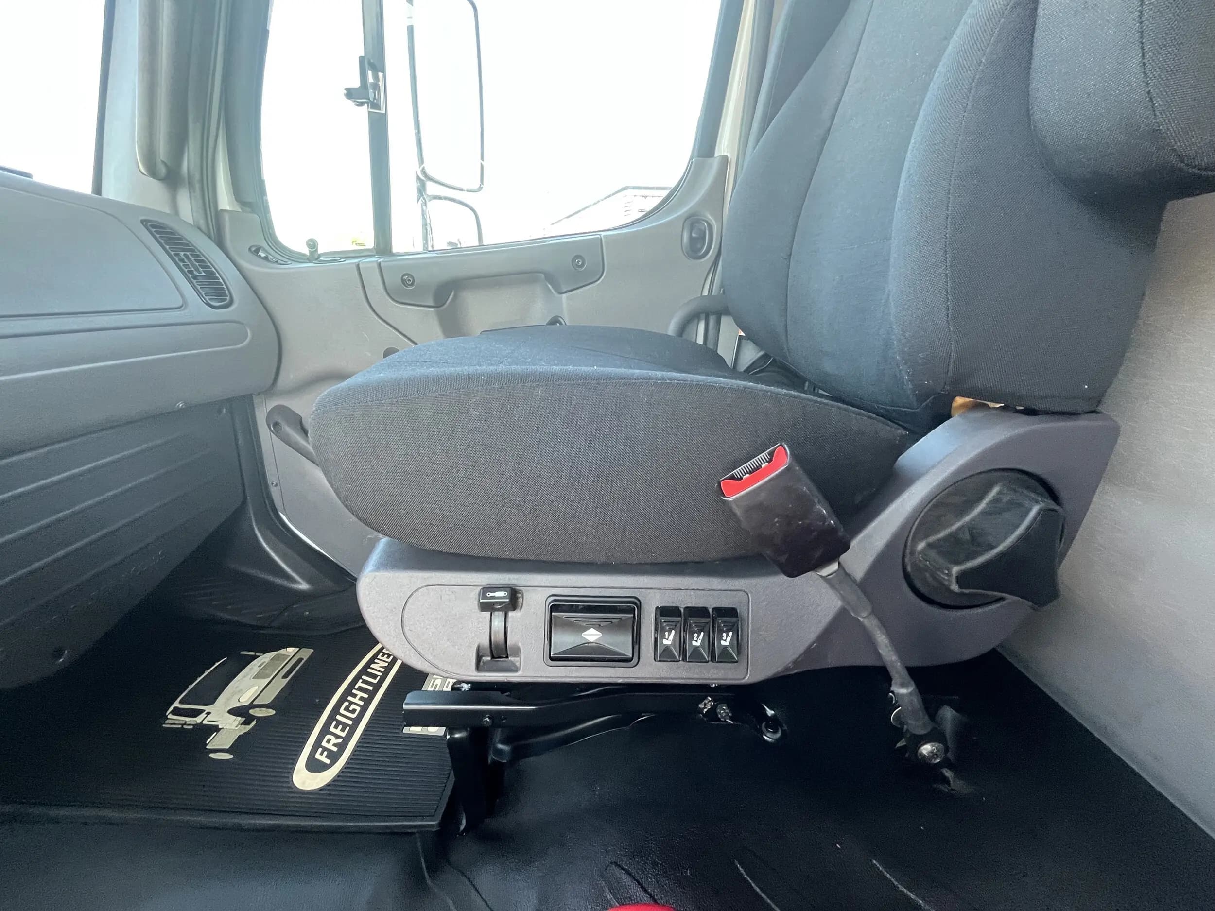 2019 Freightliner M2 106 — photo 20