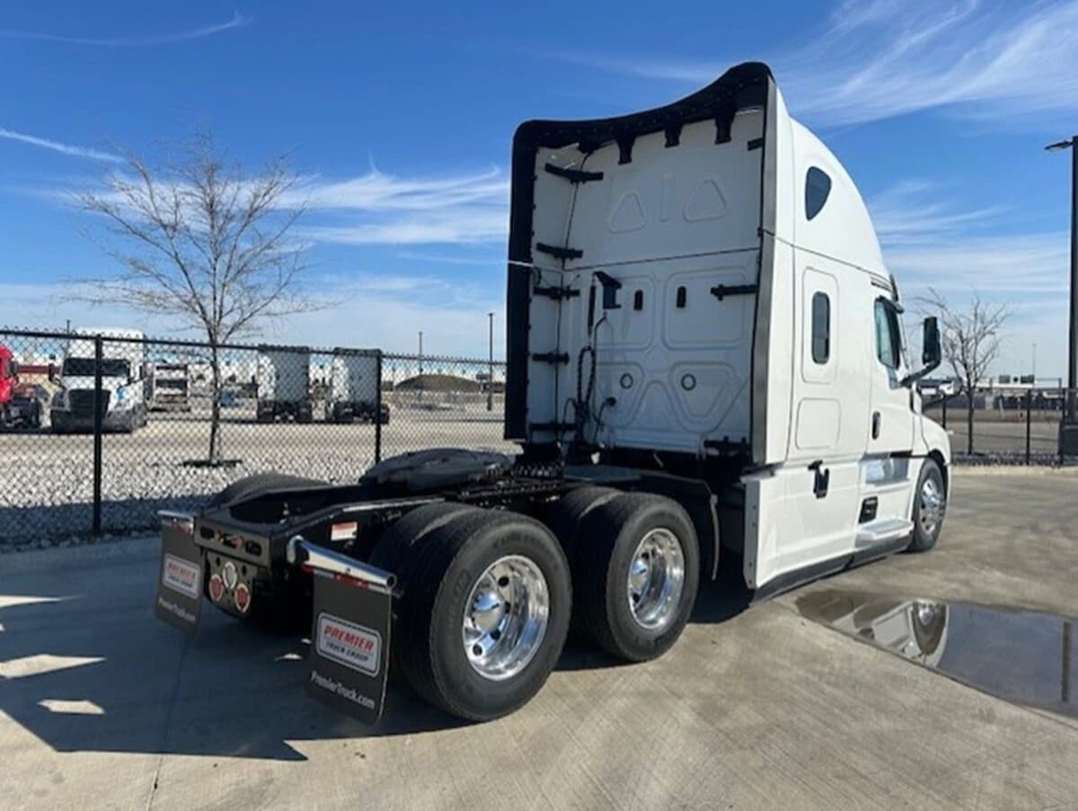 2025 Freightliner Cascadia — photo 8