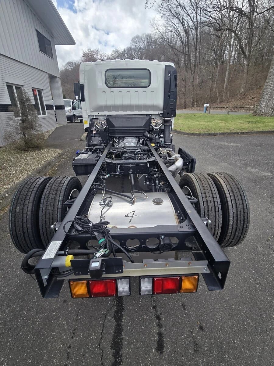 2025 Isuzu NRR — photo 10