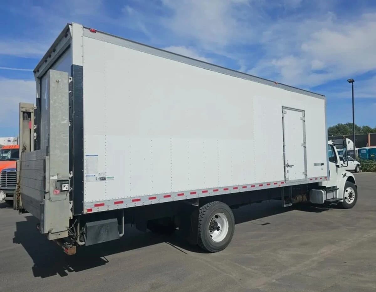 2019 Freightliner M2 106 — photo 4