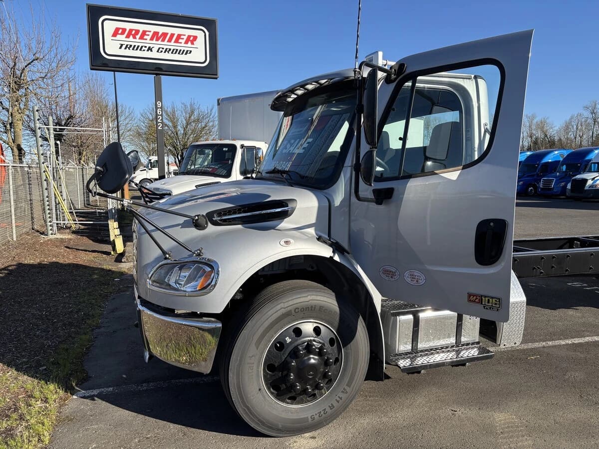2025 Freightliner M2 106 — photo 5