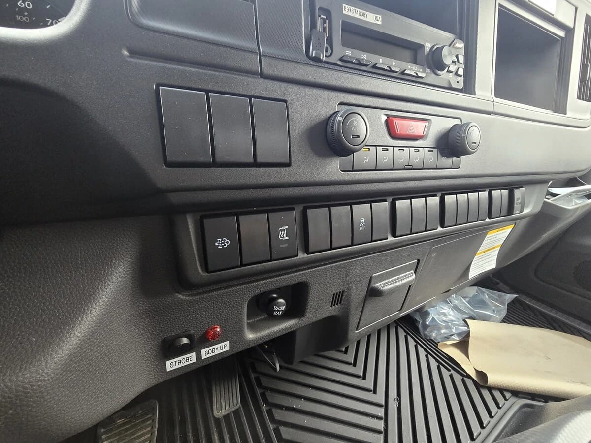 2026 Isuzu NRR — photo 3