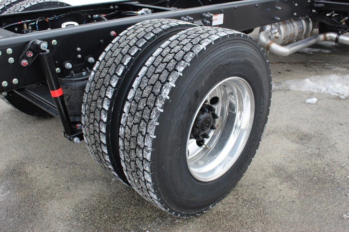 2025 Hino L7 — photo 11