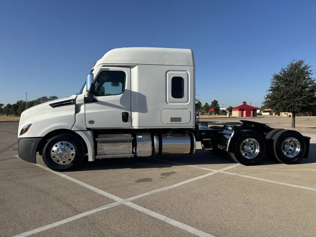 2026 Freightliner Cascadia — photo 2