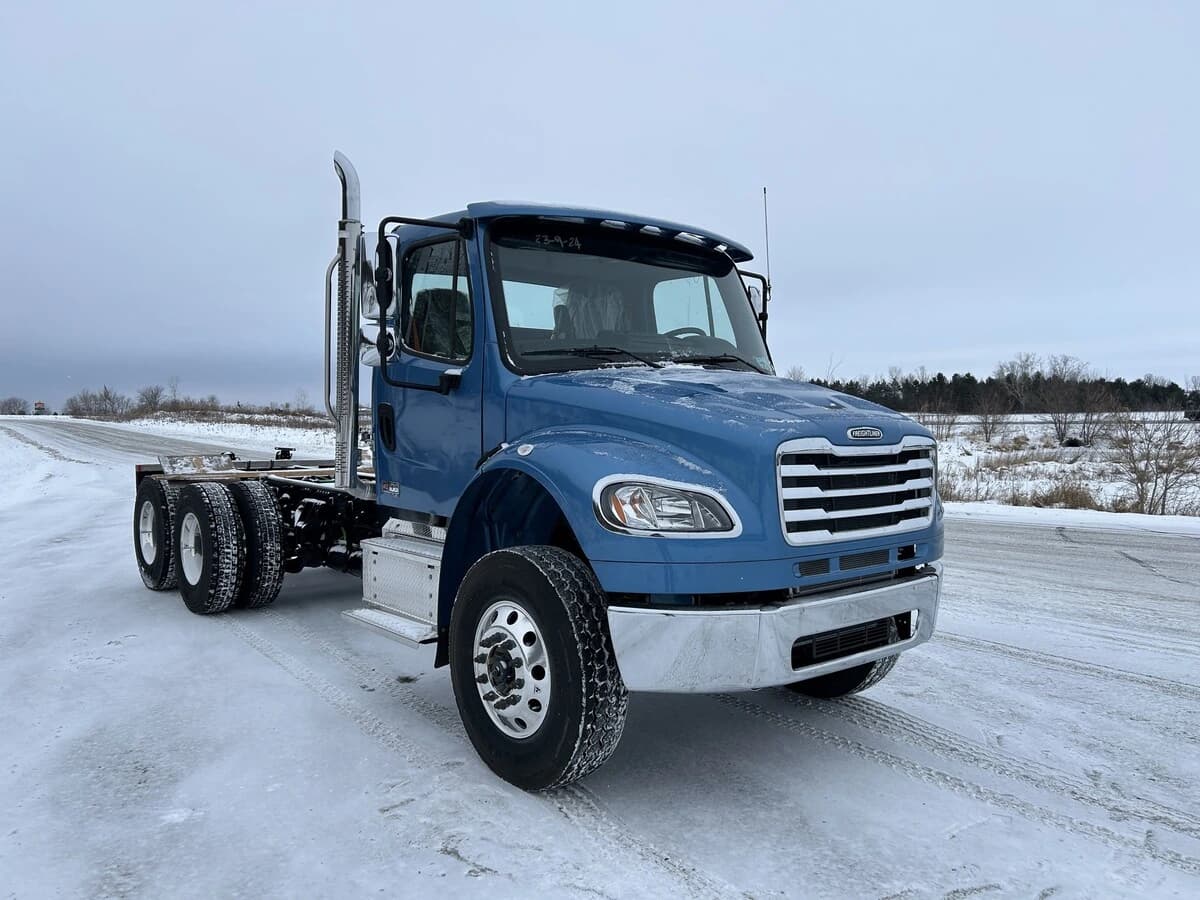 2025 Freightliner M2 106 — photo 3