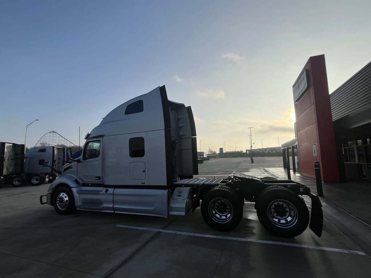 2023 Peterbilt 579 — photo 3