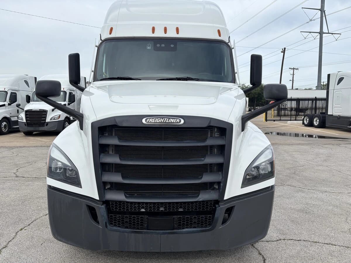 2025 Freightliner Cascadia — photo 2