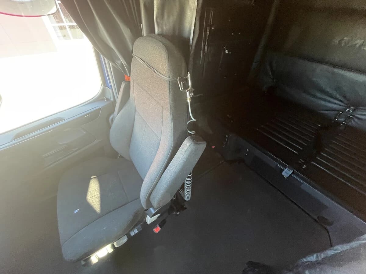 2023 Freightliner Cascadia — photo 27