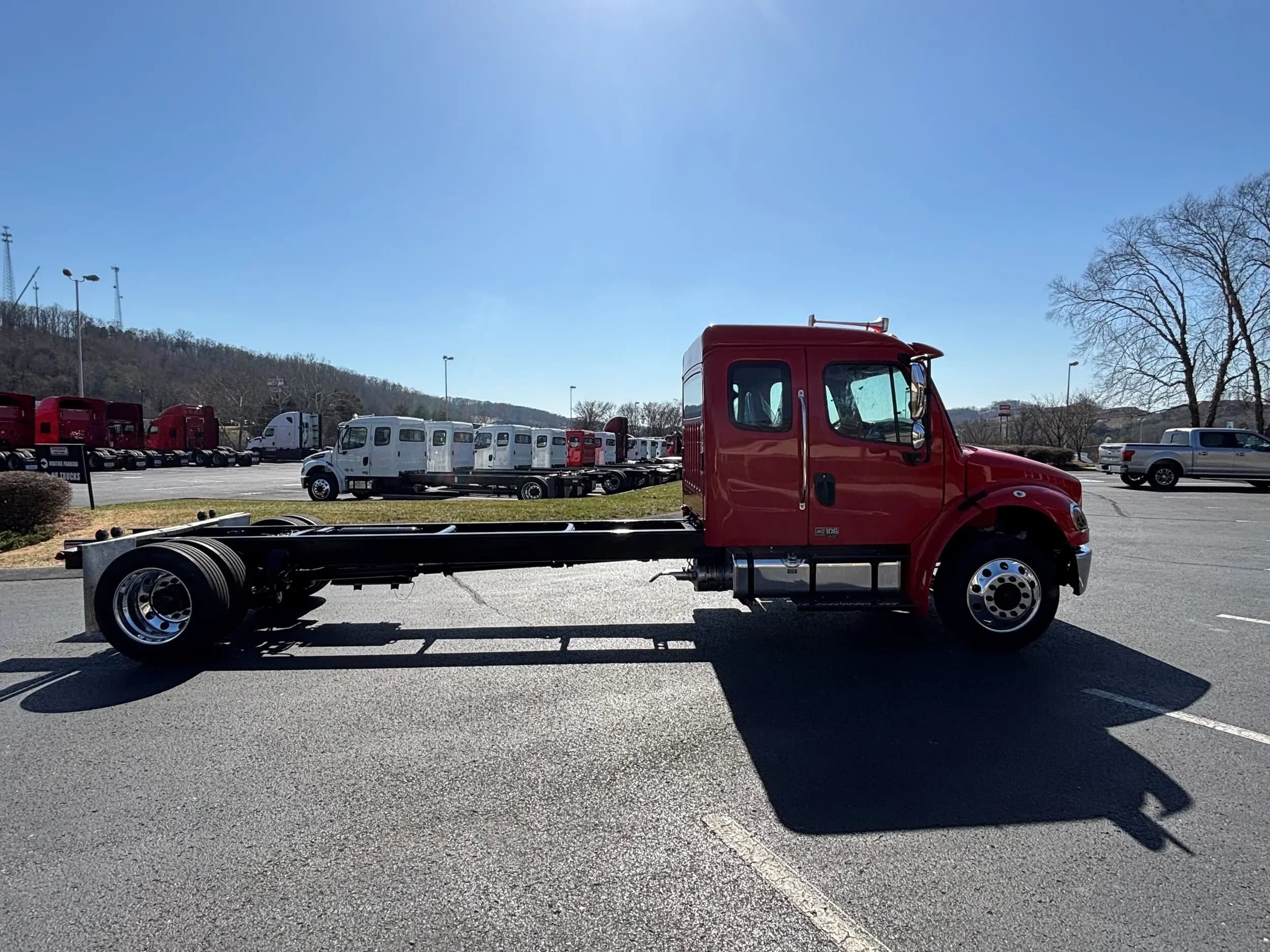 2025 Freightliner M2 106 — photo 4
