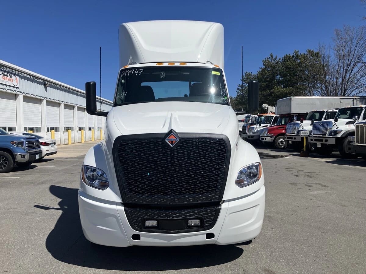 2025 International LT — photo 2
