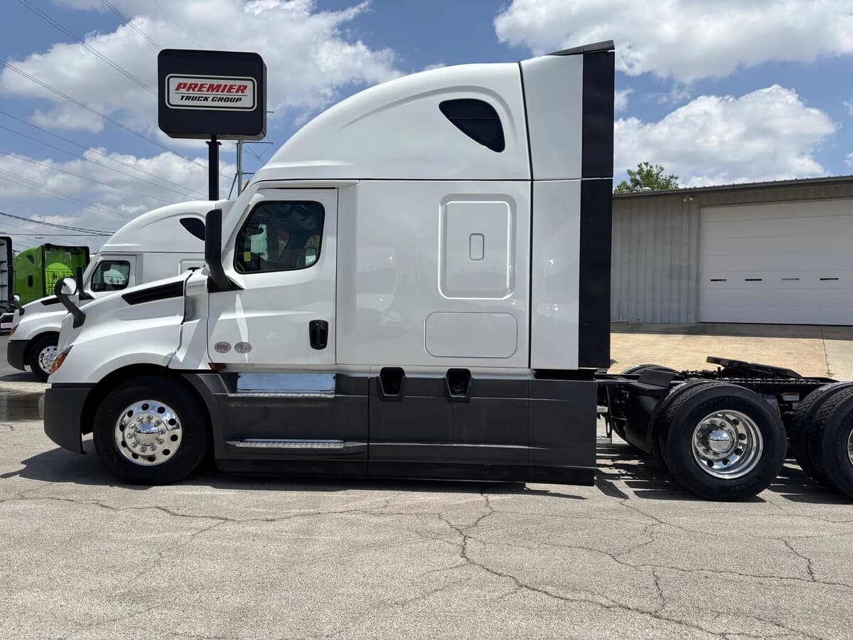 2025 Freightliner Cascadia — photo 8