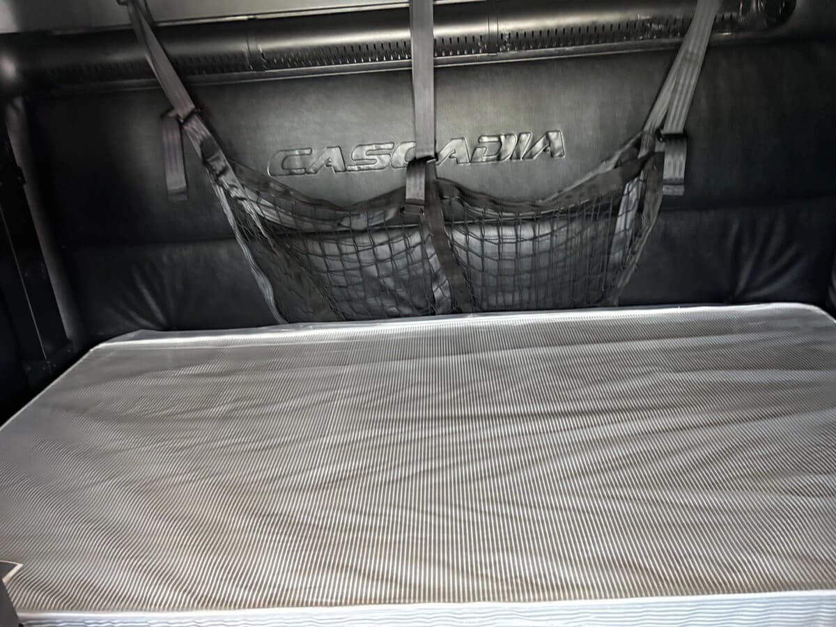 2025 Freightliner Cascadia — photo 13