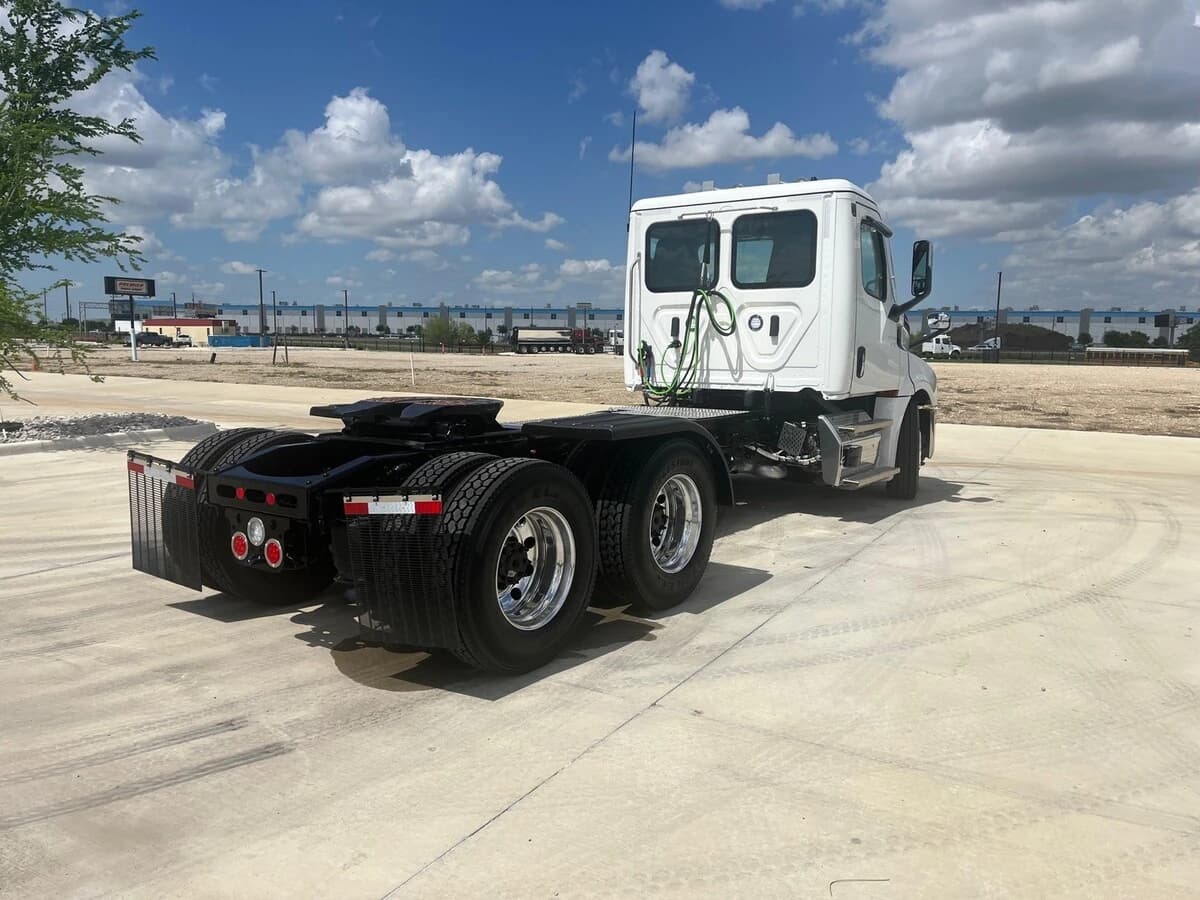 2027 Freightliner Cascadia — photo 5