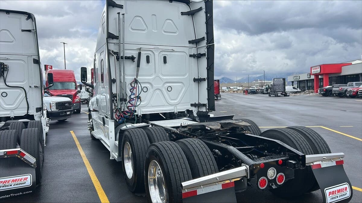 2024 Freightliner Cascadia — photo 3
