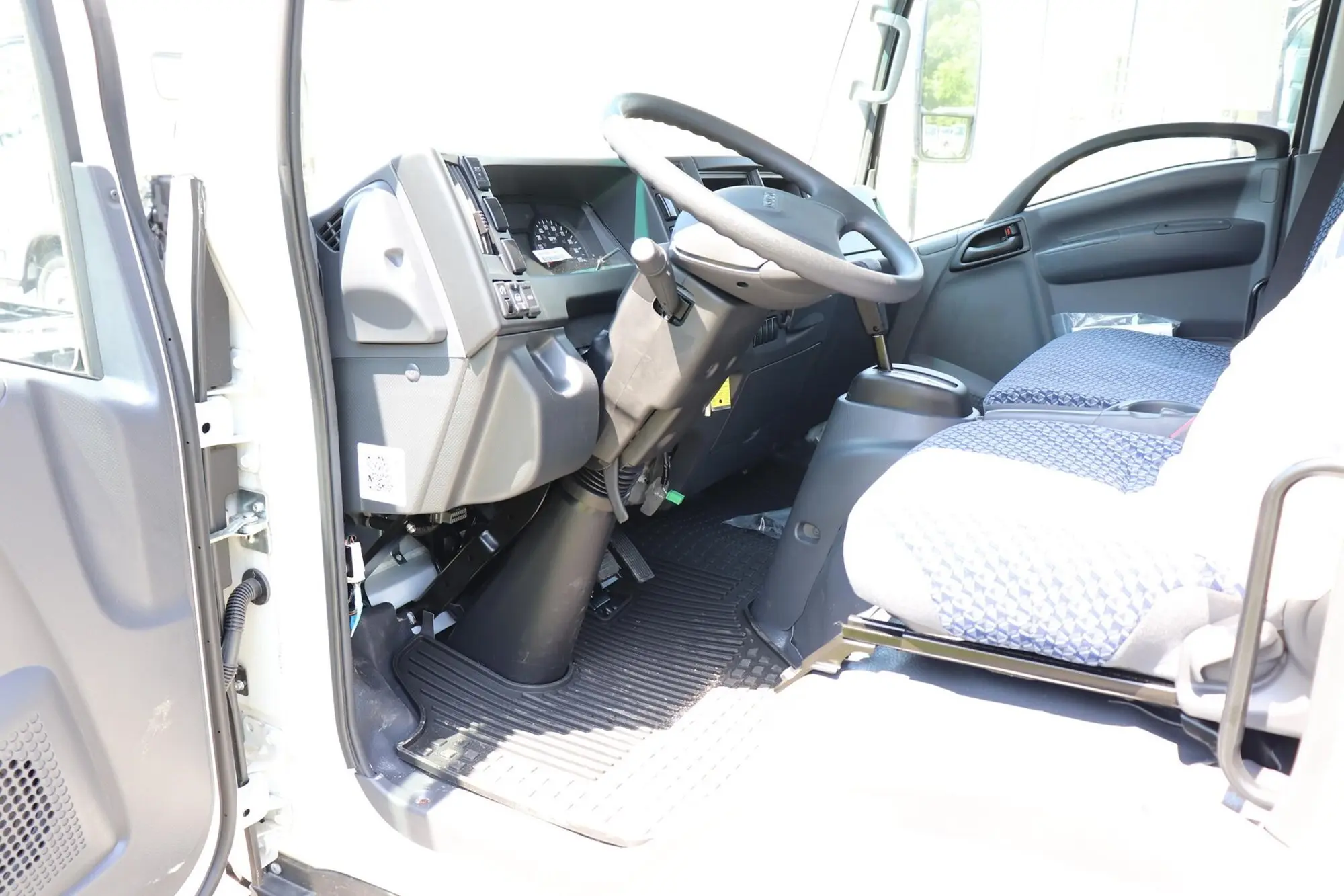 2024 Isuzu NPR — photo 6