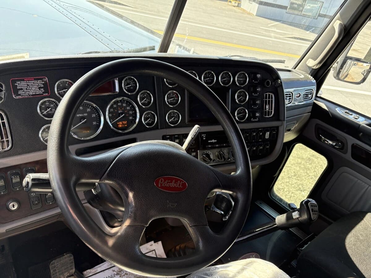 2018 Peterbilt 389 — photo 12