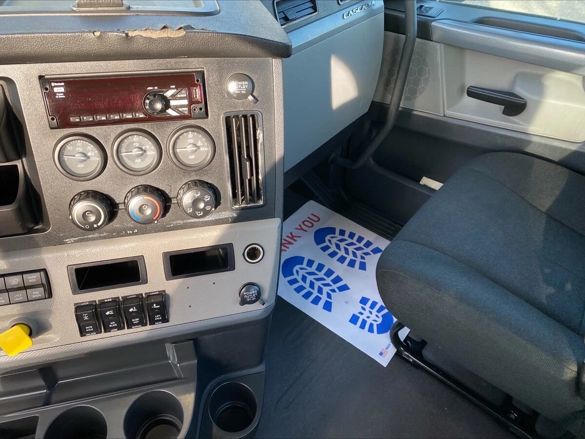 2019 Freightliner Cascadia — photo 13