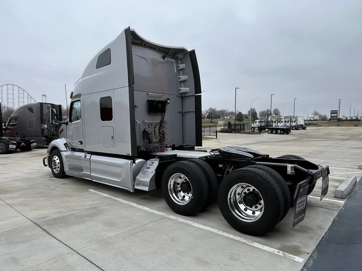 2023 Peterbilt 579 — photo 3
