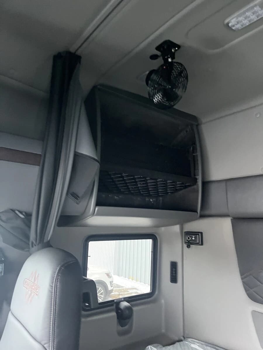 2025 International HX — photo 8